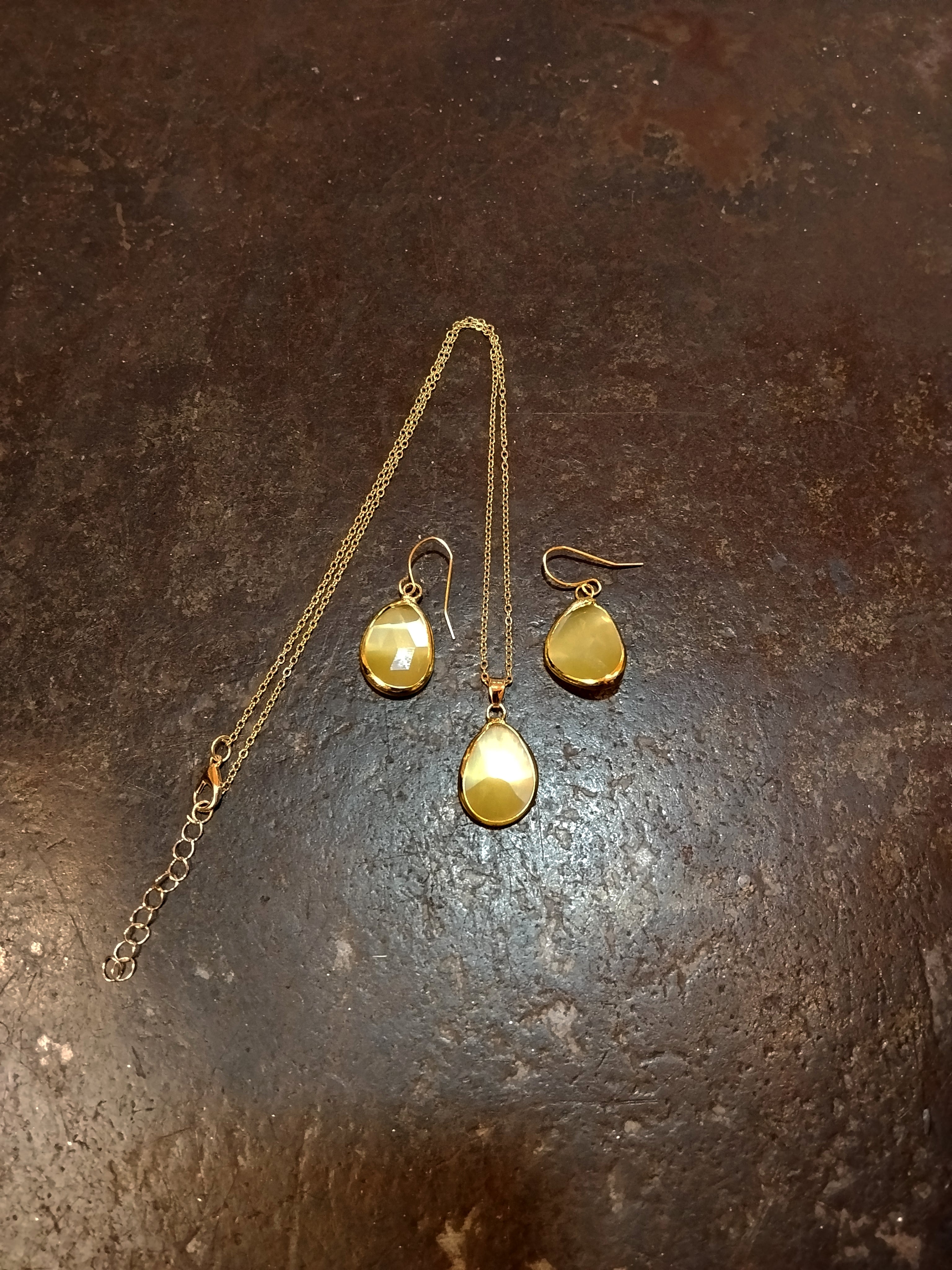 Parure brass stone
